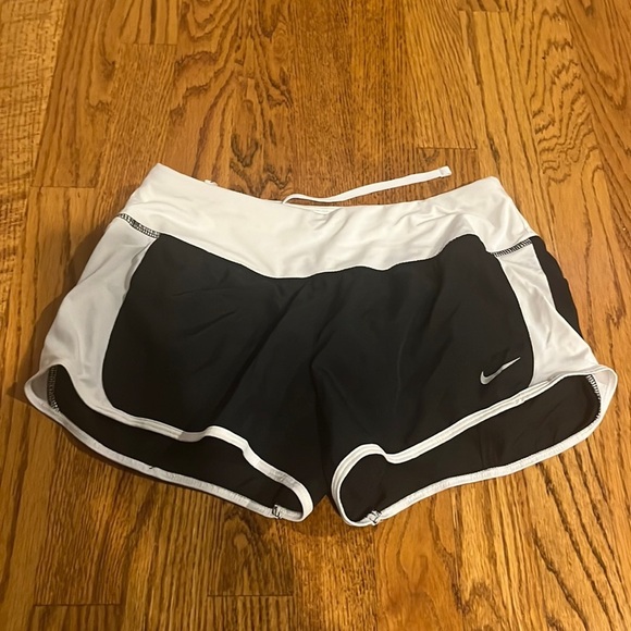 Nike Dri Fit Woman’s Black and White Shorts Size S - Picture 1 of 4